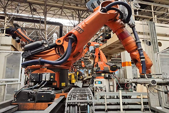 KUKA工業(yè)機(jī)器人搬運